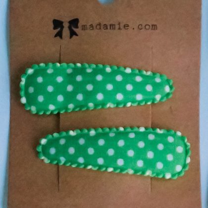 Groene speldjes met witte stippen